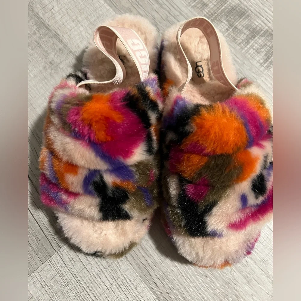 UGG FLUFF YEAH LOGO SLIDES Motlee Furry Chunky Wedge Graffiti Pink Platform Punk